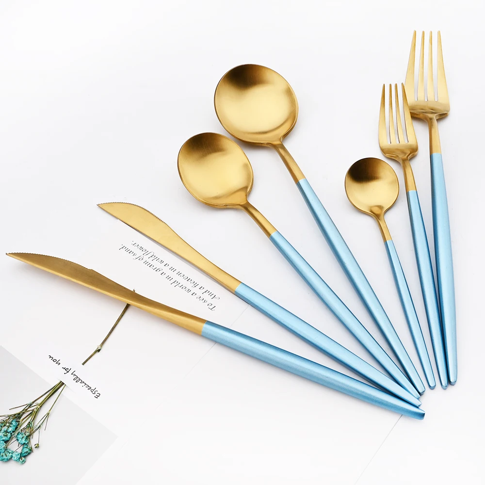 Набор столовых приборов из нержавеющей стали золотистого цвета с вилкой и ложкой
Набор столовых приборов из нержавеющей стали золотистого цвета с вилкой и ложкой