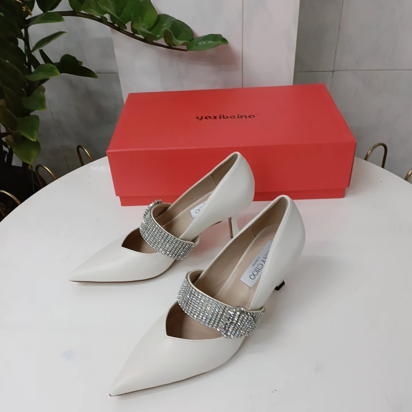 Autumn and winter new pointy thin heel high heel water diamond leather buckle single shoe
Autumn and winter new pointy thin heel high heel water diamond leather buckle single shoe
