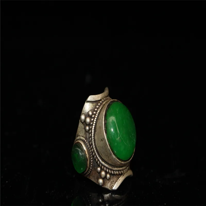 Qing Dynasty Tibetan silver inlaid high ice green jade three eye ring antique jade finger
Qing Dynasty Tibetan silver inlaid high ice green jade three eye ring antique jade finger