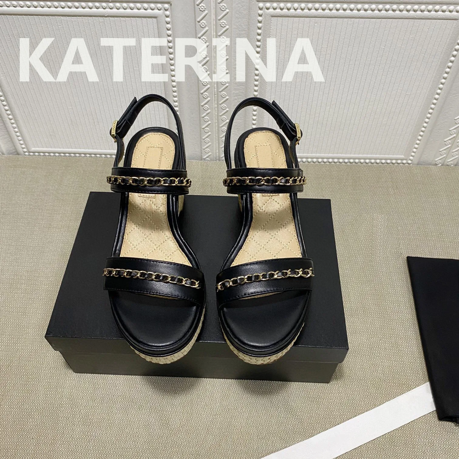 Black Wedge High Heel Brand Sandals All-match Women Summer 2021 New Straw Woven Leather Metal Chain Decor Thick Platform Sexy
Black Wedge High Heel Brand Sandals All-match Women Summer 2021 New Straw Woven Leather Metal Chain Decor Thick Platform Sexy