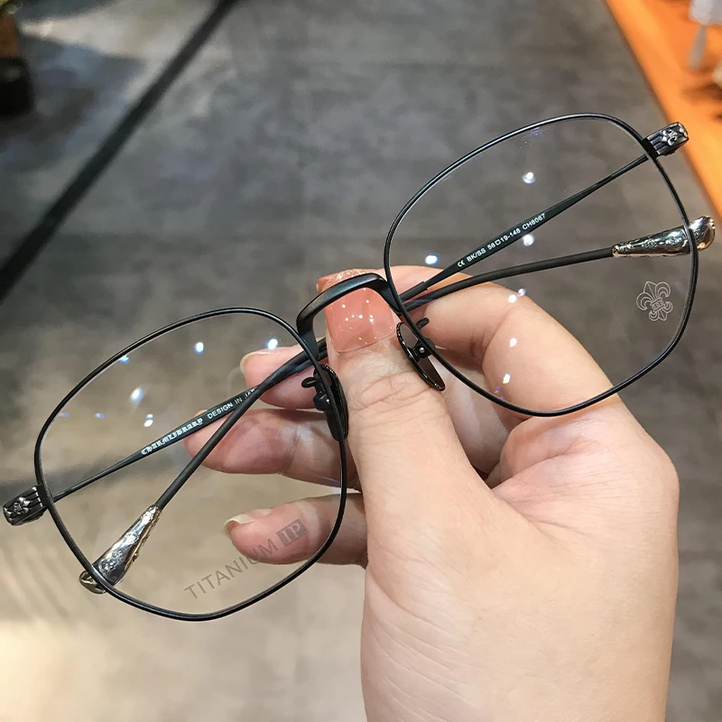 Trendy all-match pure titanium ultra-light gold spectacles frame large frame anti-blue light glasses CH8067
Trendy all-match pure titanium ultra-light gold spectacles frame large frame anti-blue light glasses CH8067