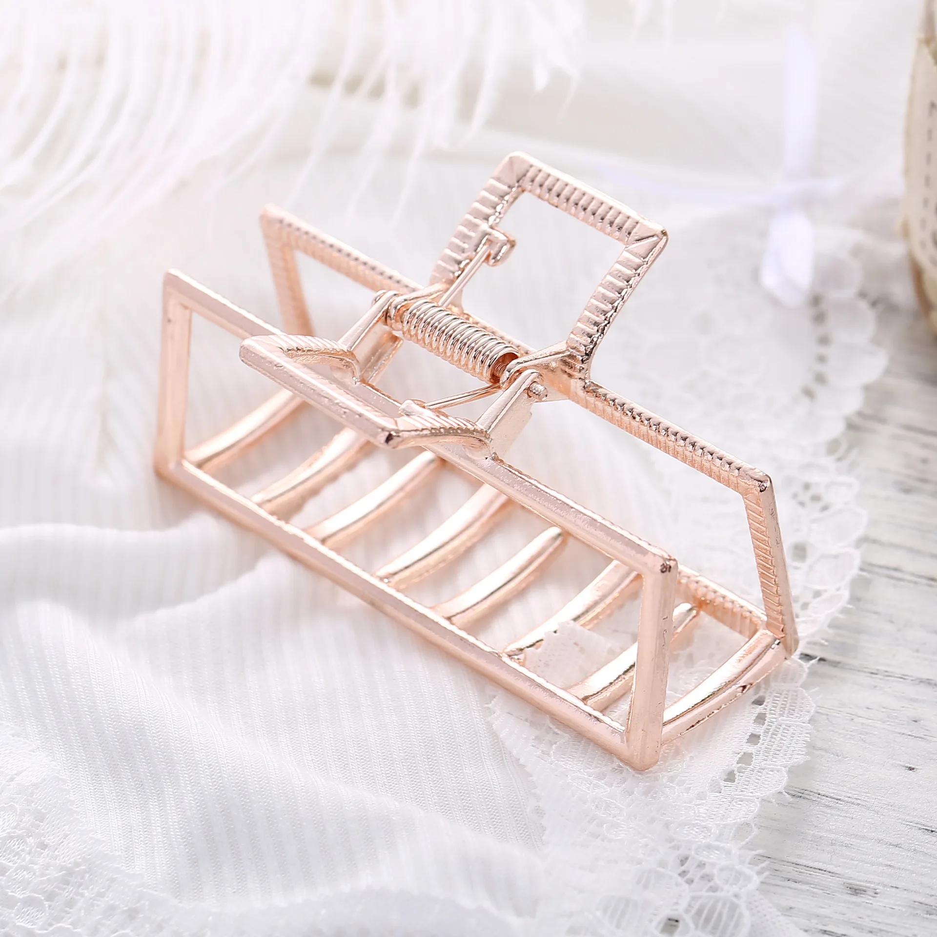 2020 Fashion Flap Hollow Out Hair Claws for Women Barrettes Gold Plated Hair Clips Claw Headwear Women Hair Accessories Big Size
2020 Fashion Flap Hollow Out Hair Claws for Women Barrettes Gold Plated Hair Clips Claw Headwear Women Hair Accessories Big Size