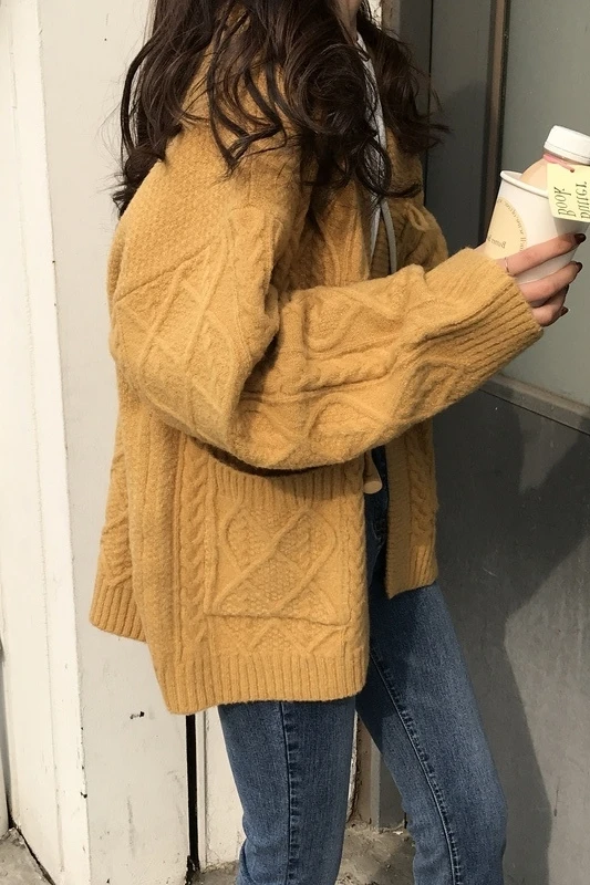 Autumn and winter new Korean lazy wind loose cardigan jacket sweater women's knitted horn button top long
Autumn and winter new Korean lazy wind loose cardigan jacket sweater women's knitted horn button top long