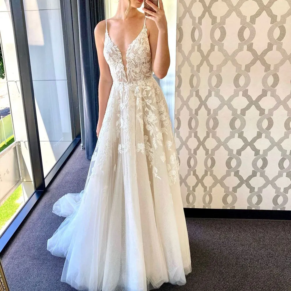 Sexy Spaghetti Wedding Dress 2021 V Neck Lace Applique Long Bridal Gown Tulle Chapel Train White Formal Bride Wear Custom Made
Sexy Spaghetti Wedding Dress 2021 V Neck Lace Applique Long Bridal Gown Tulle Chapel Train White Formal Bride Wear Custom Made