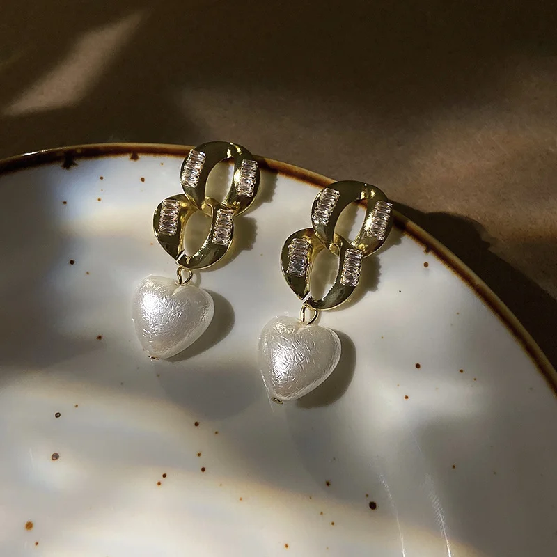 Korean Temperament Fashion Women's Jewelry Personality Simple Zircon Chain Imitation Pearl Love Dangle Earrings Accessories
Korean Temperament Fashion Women's Jewelry Personality Simple Zircon Chain Imitation Pearl Love Dangle Earrings Accessories