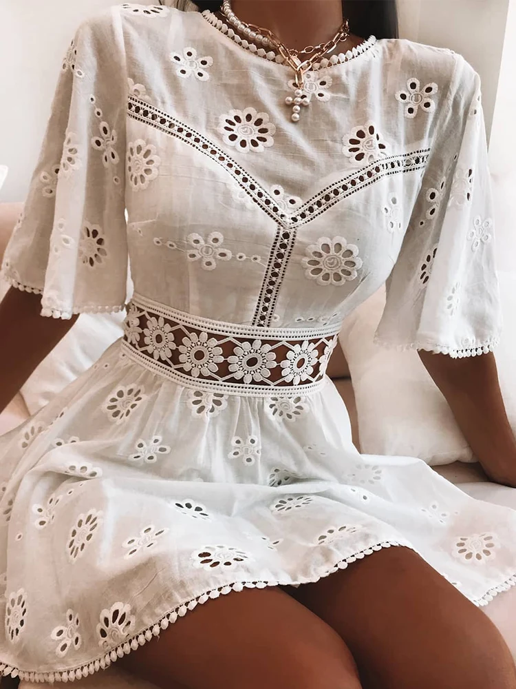 FAKUNTN White Floral Embroidery Cotton Dress Women Casual High Fashion Backless Short Mni Dresses High Waist Autumn Dress
FAKUNTN White Floral Embroidery Cotton Dress Women Casual High Fashion Backless Short Mni Dresses High Waist Autumn Dress