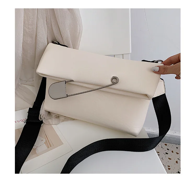 Women Big Pin Fanny Messenger Bag 2020 New Fashion Leather Creative Design Belt Bag for Female Mini Disco Bag Bags Solid Single
Women Big Pin Fanny Messenger Bag 2020 New Fashion Leather Creative Design Belt Bag for Female Mini Disco Bag Bags Solid Single