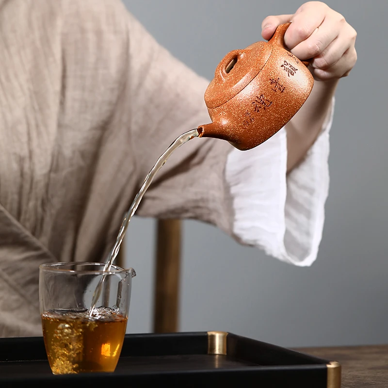 Yixing GuYue hall famous are recommended to grind high Wang Xingjun pro yellow sand Wells springs pot of gold 200 cc
Yixing GuYue hall famous are recommended to grind high Wang Xingjun pro yellow sand Wells springs pot of gold 200 cc