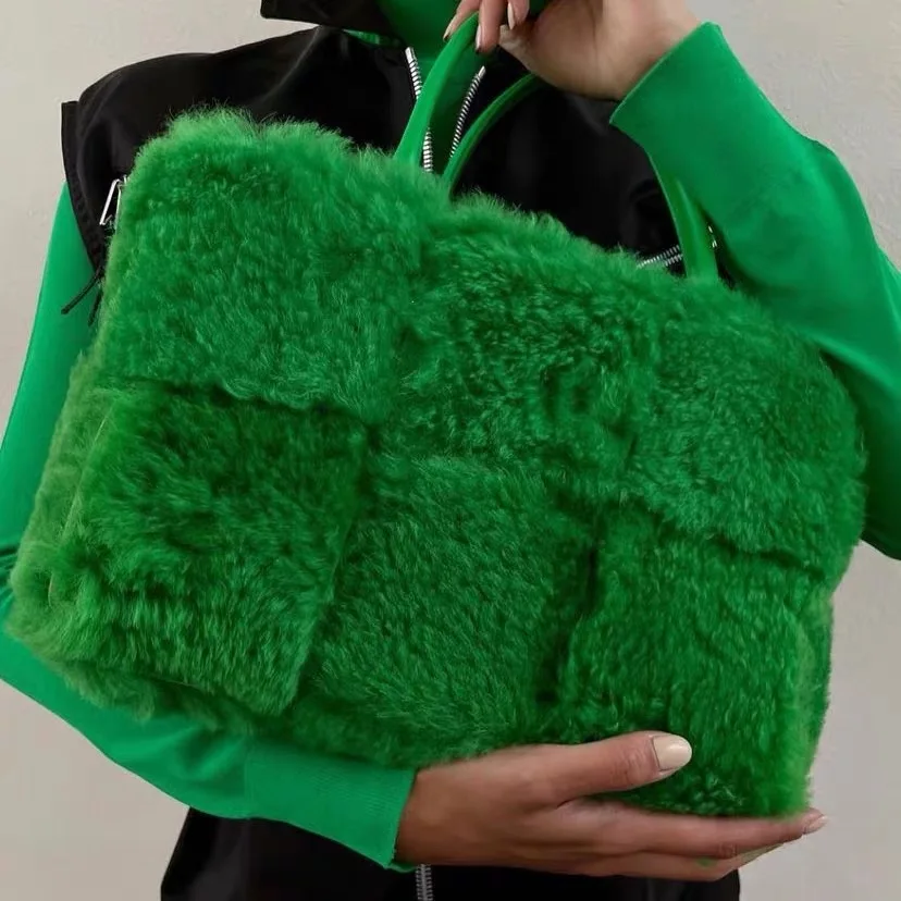 luxury faux fur woven large tote designer women handbags lambswool lady hand bags warm plush big female purses 2021
luxury faux fur woven large tote designer women handbags lambswool lady hand bags warm plush big female purses 2021