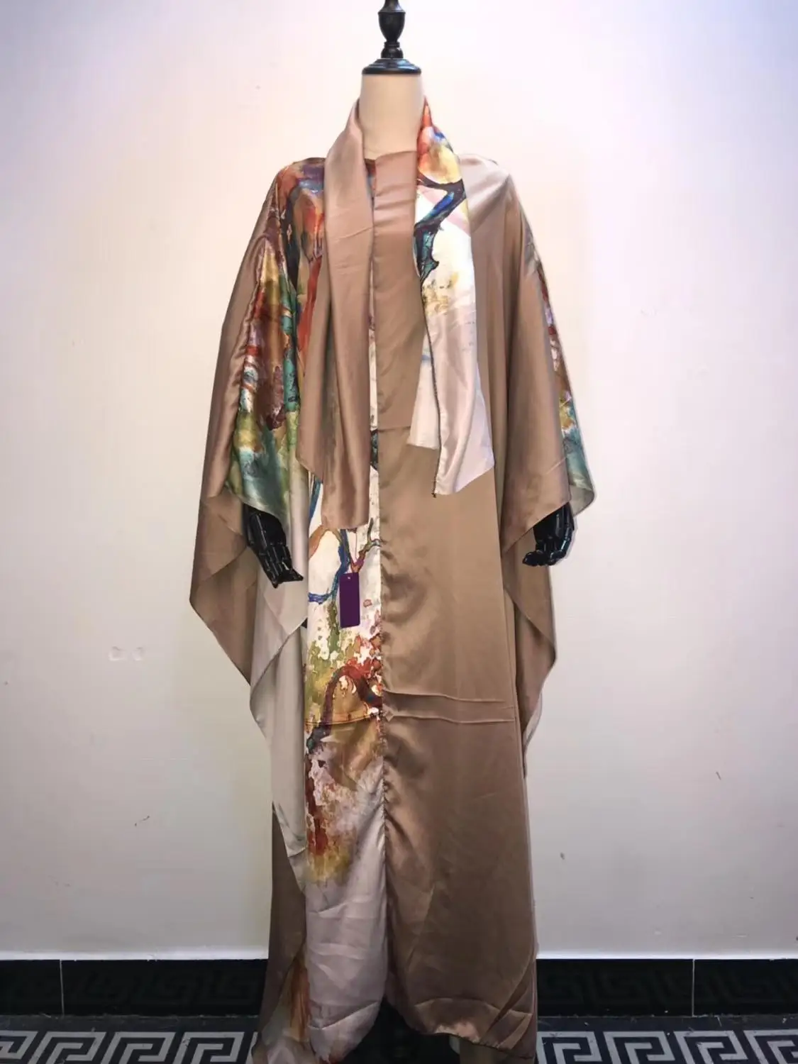 Dubai silk Kaftan lady dresses Length 145 cm bustline 100 cm traditional Women dresses African dresses for women
Dubai silk Kaftan lady dresses Length 145 cm bustline 100 cm traditional Women dresses African dresses for women