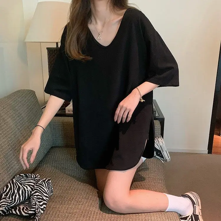 New solid color split round neck Korean version of age-reducing Joker short sleeve T-shirt 
New solid color split round neck Korean version of age-reducing Joker short sleeve T-shirt