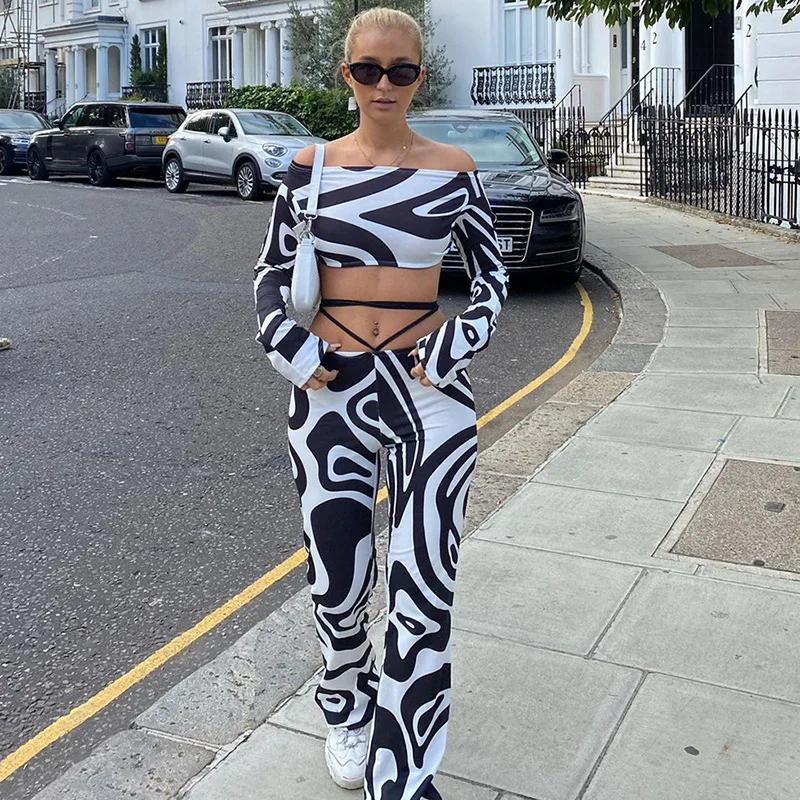 Женский комплект из двух предметов, уникальный пикантный топ с открытой спиной и лентами с длинным рукавом и расклешенные брюки с высокой т... 
Женский комплект из двух предметов, уникальный пикантный топ с открытой спиной и лентами с длинным рукавом и расклешенные брюки с высокой т...