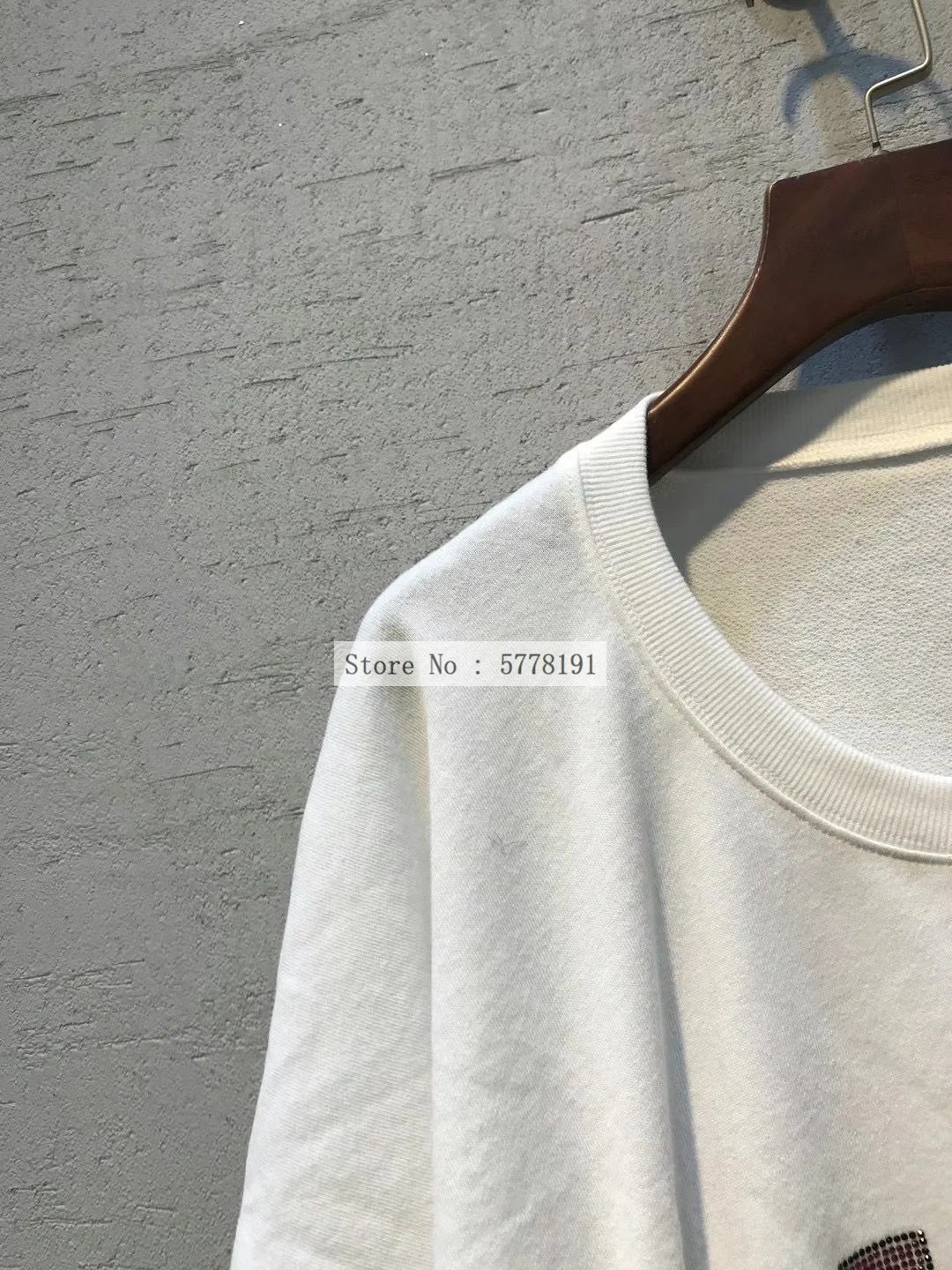 Oversized loose Woman Tshirts Front Strass detail Fashion T-shirt Round Neck Short Sleeves Tops
Oversized loose Woman Tshirts Front Strass detail Fashion T-shirt Round Neck Short Sleeves Tops