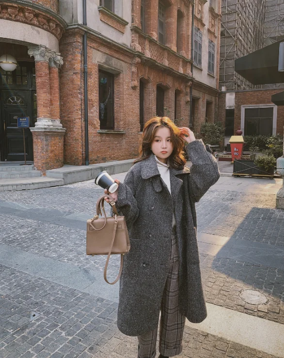 Korean loose large size thickened tweed coat women's middle long 2021 new winter double breasted woolen coat fashion
Korean loose large size thickened tweed coat women's middle long 2021 new winter double breasted woolen coat fashion