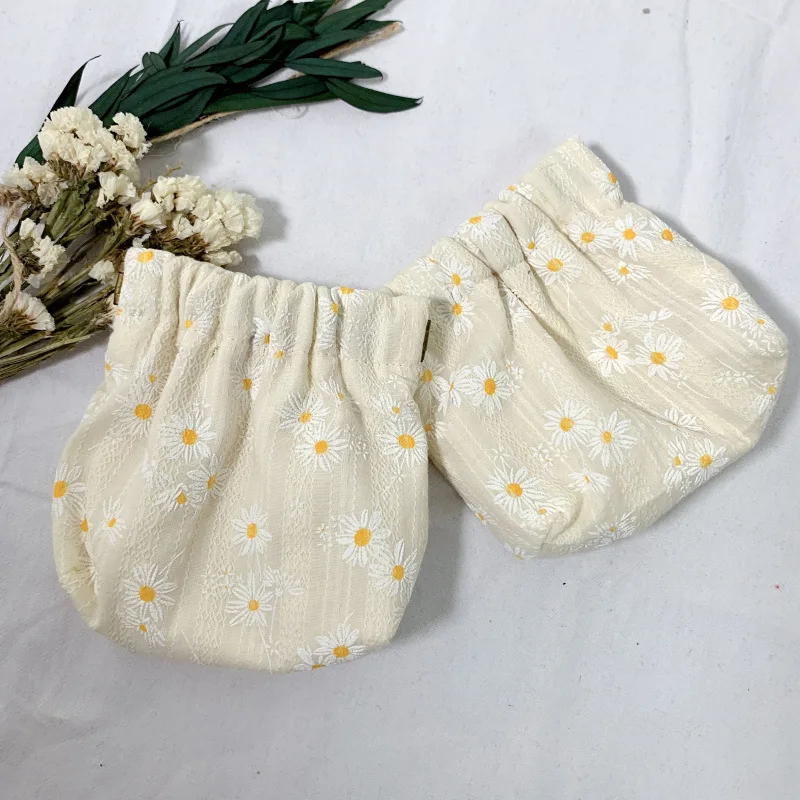 Vintage Small Daisy Print Shrapnel Bag Korean Jacquard Embroidered Flower Coin Purse Key Case Card Package Mini Earphone Bag
Vintage Small Daisy Print Shrapnel Bag Korean Jacquard Embroidered Flower Coin Purse Key Case Card Package Mini Earphone Bag