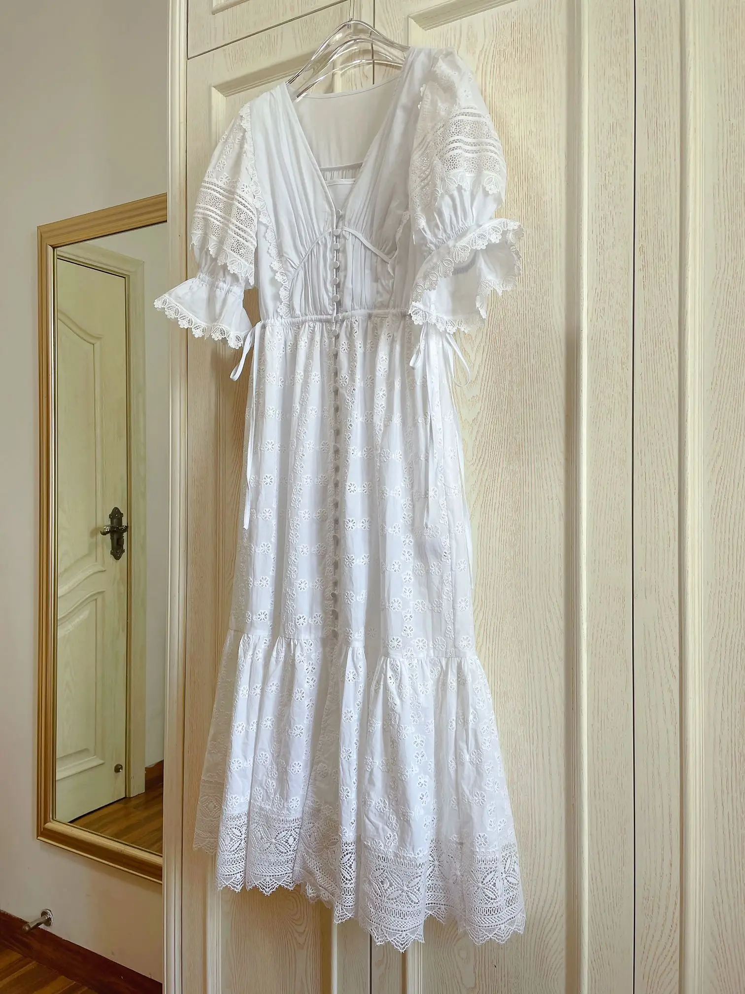 2021 New Vintage Puff Sleeves Lace Hollow Out Sexy Sweet Elegant High Quality Beach Chic Women Dress Bohemian White Solid Skirts
2021 New Vintage Puff Sleeves Lace Hollow Out Sexy Sweet Elegant High Quality Beach Chic Women Dress Bohemian White Solid Skirts