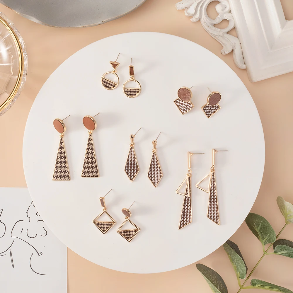 ZWC Trend Fashion New Asymmetric Houndstooth Geometric Earrings For Women Vintage Lattice Female Temperament Charm Drop Earrings
ZWC Trend Fashion New Asymmetric Houndstooth Geometric Earrings For Women Vintage Lattice Female Temperament Charm Drop Earrings