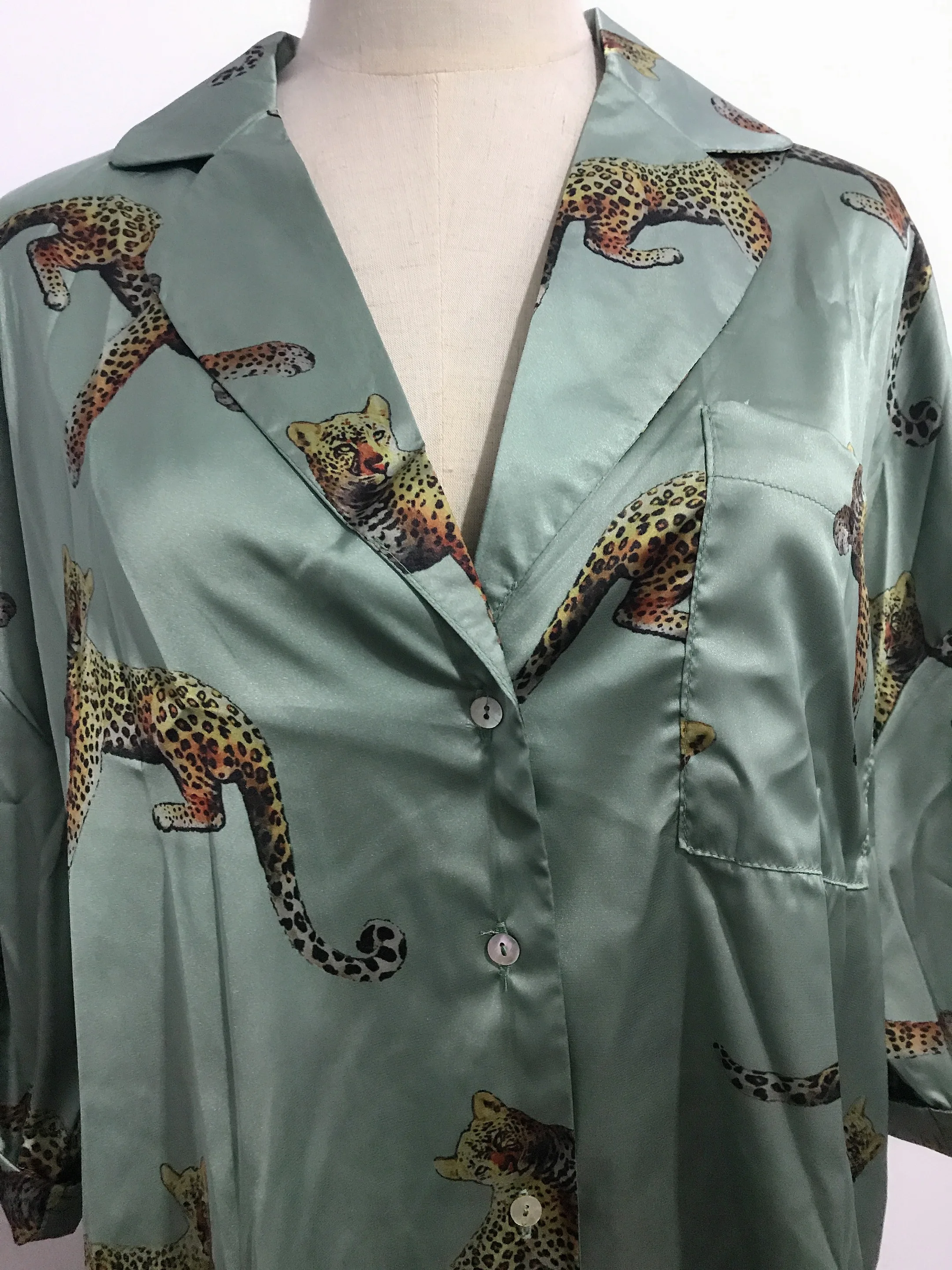 Women Animal Leopard Satin Short Shirt Pajama Suits Elastic Waist Wide Leg Shorts Loose Short Sleeve Blouse Tops Rayon Vintage
Women Animal Leopard Satin Short Shirt Pajama Suits Elastic Waist Wide Leg Shorts Loose Short Sleeve Blouse Tops Rayon Vintage