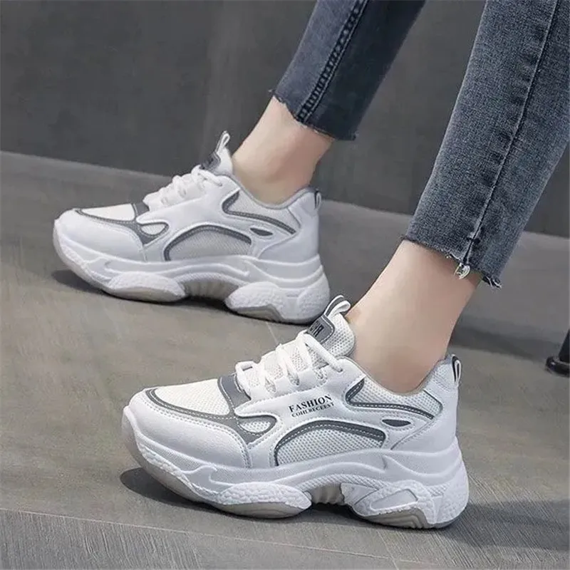 Кроссовки женские сетчатые на платформе, светоотражающие легкие, Нескользящие, на шнуровке, дышащие, повседневная обувь в стиле ретро, Осен... 
Кроссовки женские сетчатые на платформе, светоотражающие легкие, Нескользящие, на шнуровке, дышащие, повседневная обувь в стиле ретро, Осен...
