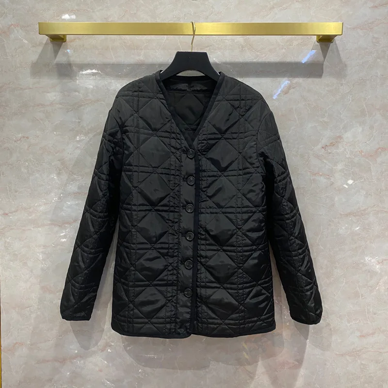 Fashion Crimping Plaid Black Parka Coat for Women Luxury Brand Long Sleeve Coat Top Quality 3D Cut V-neck Long Parka Winter 2021
Fashion Crimping Plaid Black Parka Coat for Women Luxury Brand Long Sleeve Coat Top Quality 3D Cut V-neck Long Parka Winter 2021