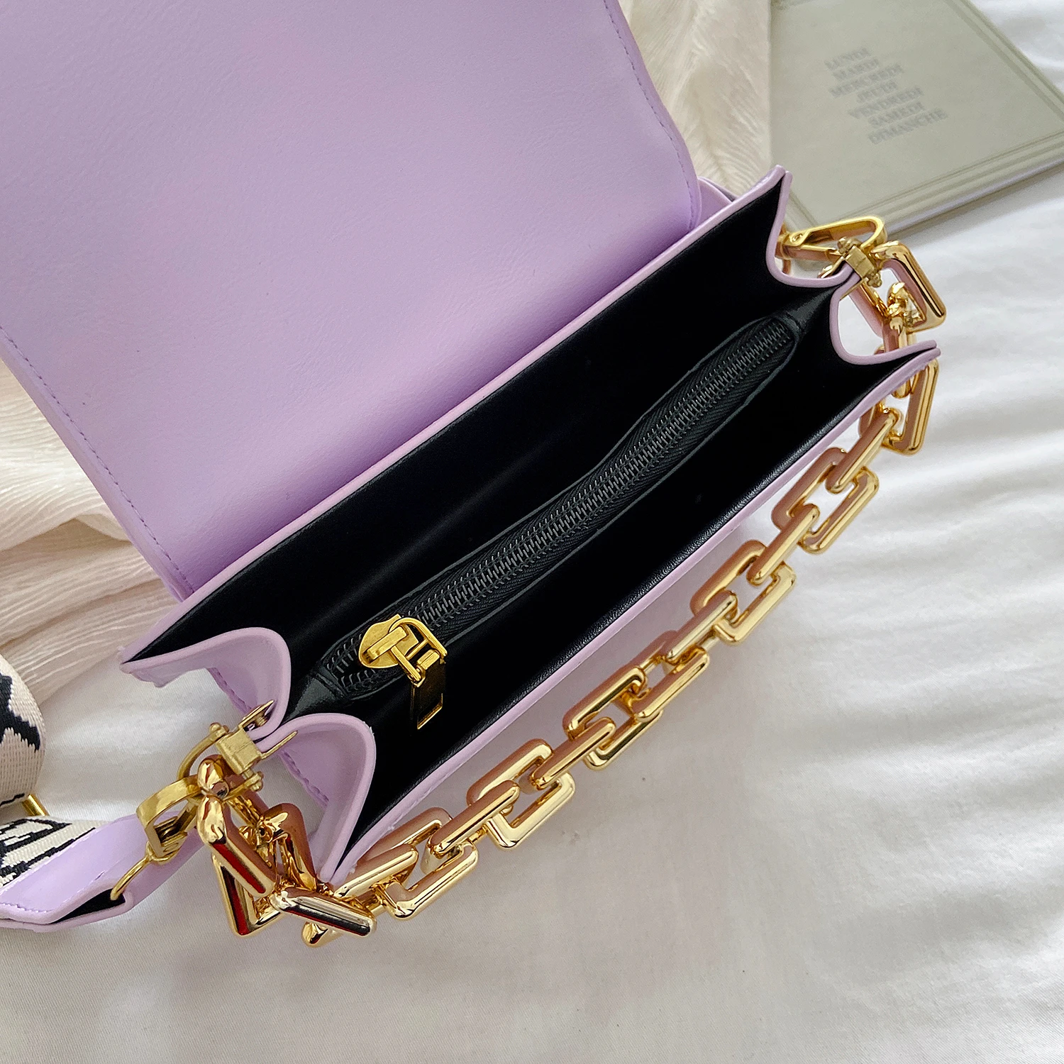 Chain Women's Messenger Bag PU Leather Small Shoulder Bag Solid Purses And Luxury Handbags Women Bags Designer Bolsa Feminina
Chain Women's Messenger Bag PU Leather Small Shoulder Bag Solid Purses And Luxury Handbags Women Bags Designer Bolsa Feminina