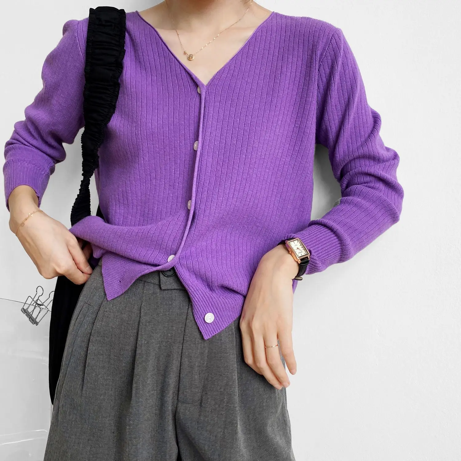 Кардиган женский трикотажный, однотонный, с V-образным вырезом, осень 2020
Кардиган женский трикотажный, однотонный, с V-образным вырезом, осень 2020