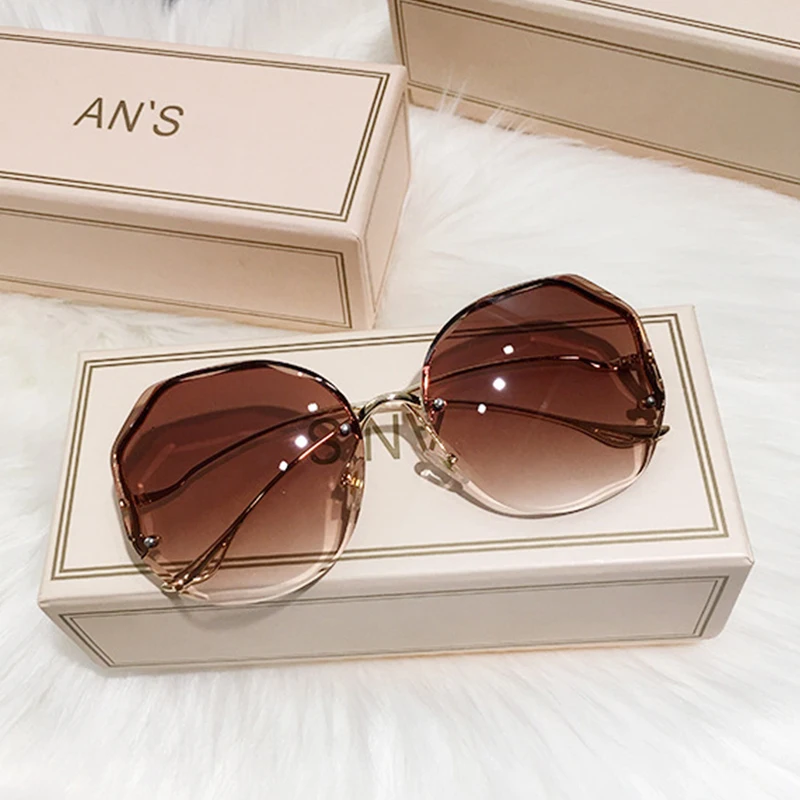 Free INS Gradient Sunglasses Women Rimless Sunglasses Trimmed Metal Curved Temples Sun Glasses All-match Decorative Glasses
Free INS Gradient Sunglasses Women Rimless Sunglasses Trimmed Metal Curved Temples Sun Glasses All-match Decorative Glasses