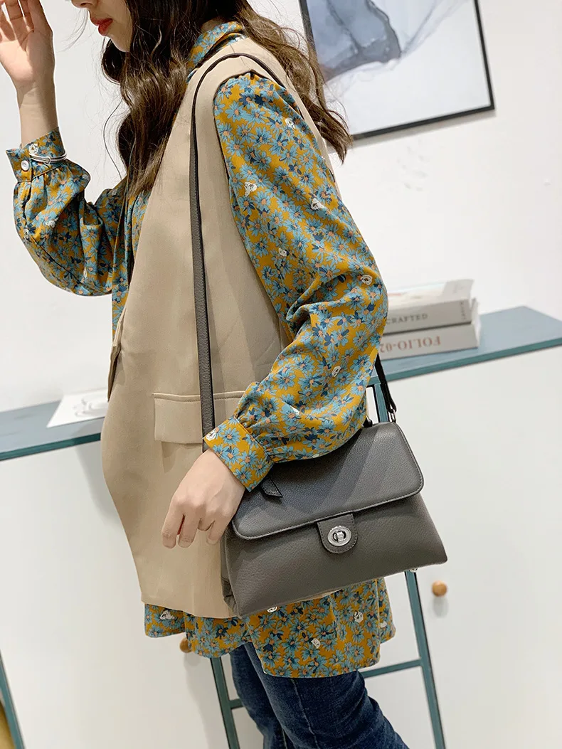 Ladies one-shoulder fashion lock small square bag 2021 new leather handbags casual all-match portable messenger bag 
Ladies one-shoulder fashion lock small square bag 2021 new leather handbags casual all-match portable messenger bag