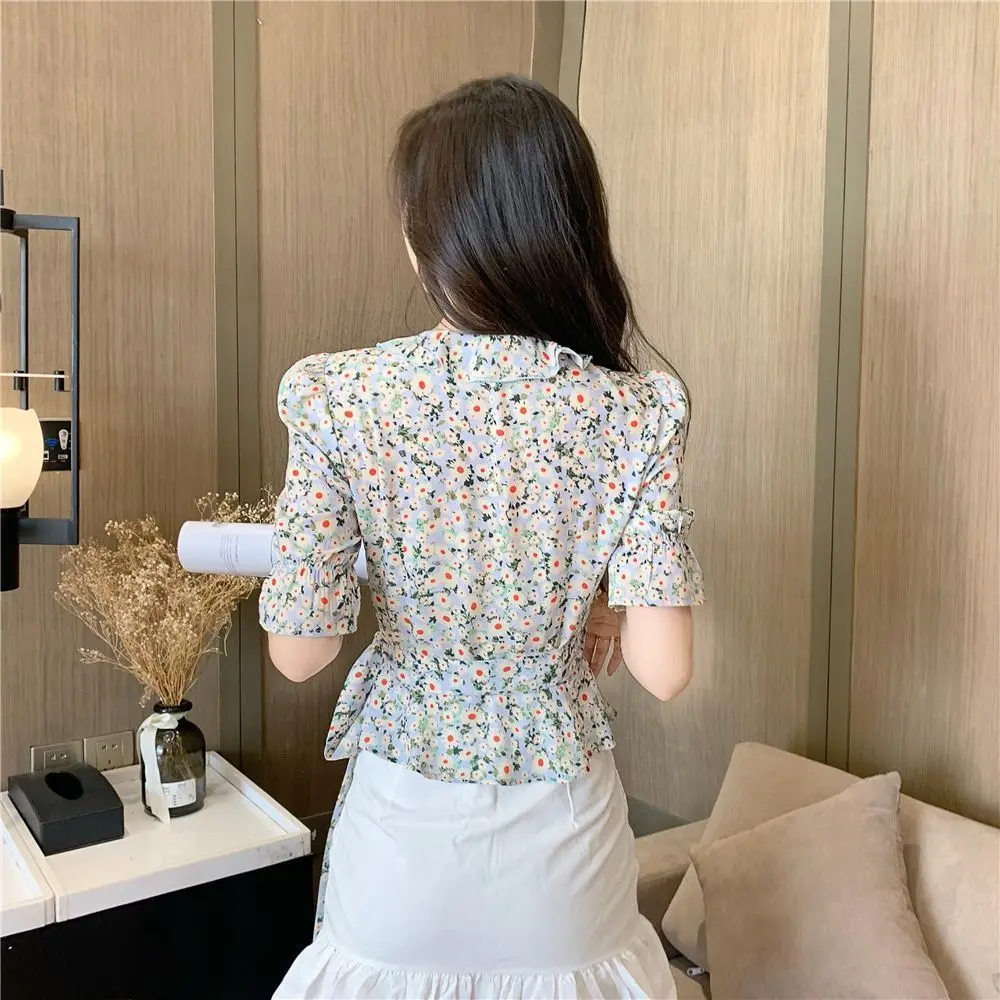 Chiffon T-shirt 2021 summer new Ruffle edge fungus edge V-neck floral short top
Chiffon T-shirt 2021 summer new Ruffle edge fungus edge V-neck floral short top