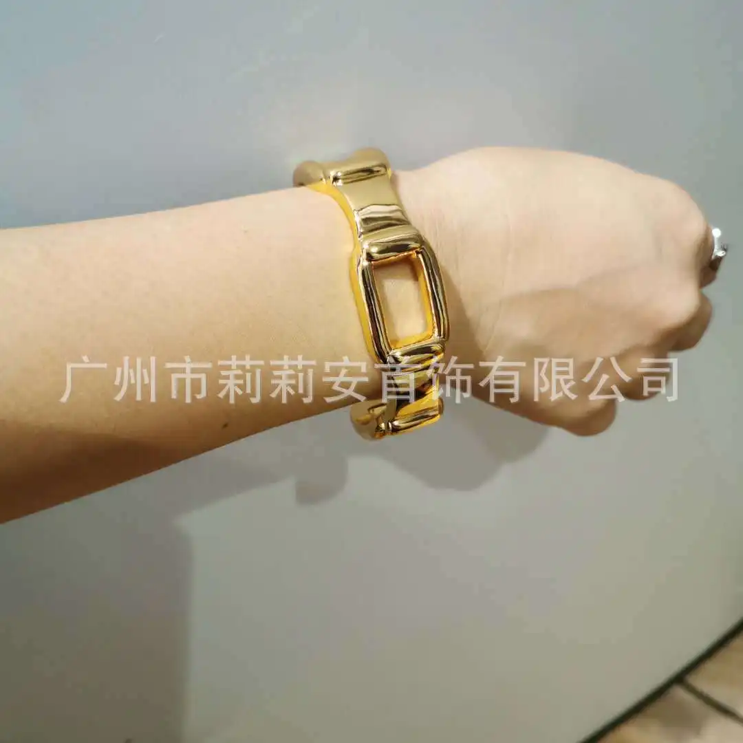European and American style heavy industry texture high sense three-mouth-shaped hollow opening personality bracelet
European and American style heavy industry texture high sense three-mouth-shaped hollow opening personality bracelet