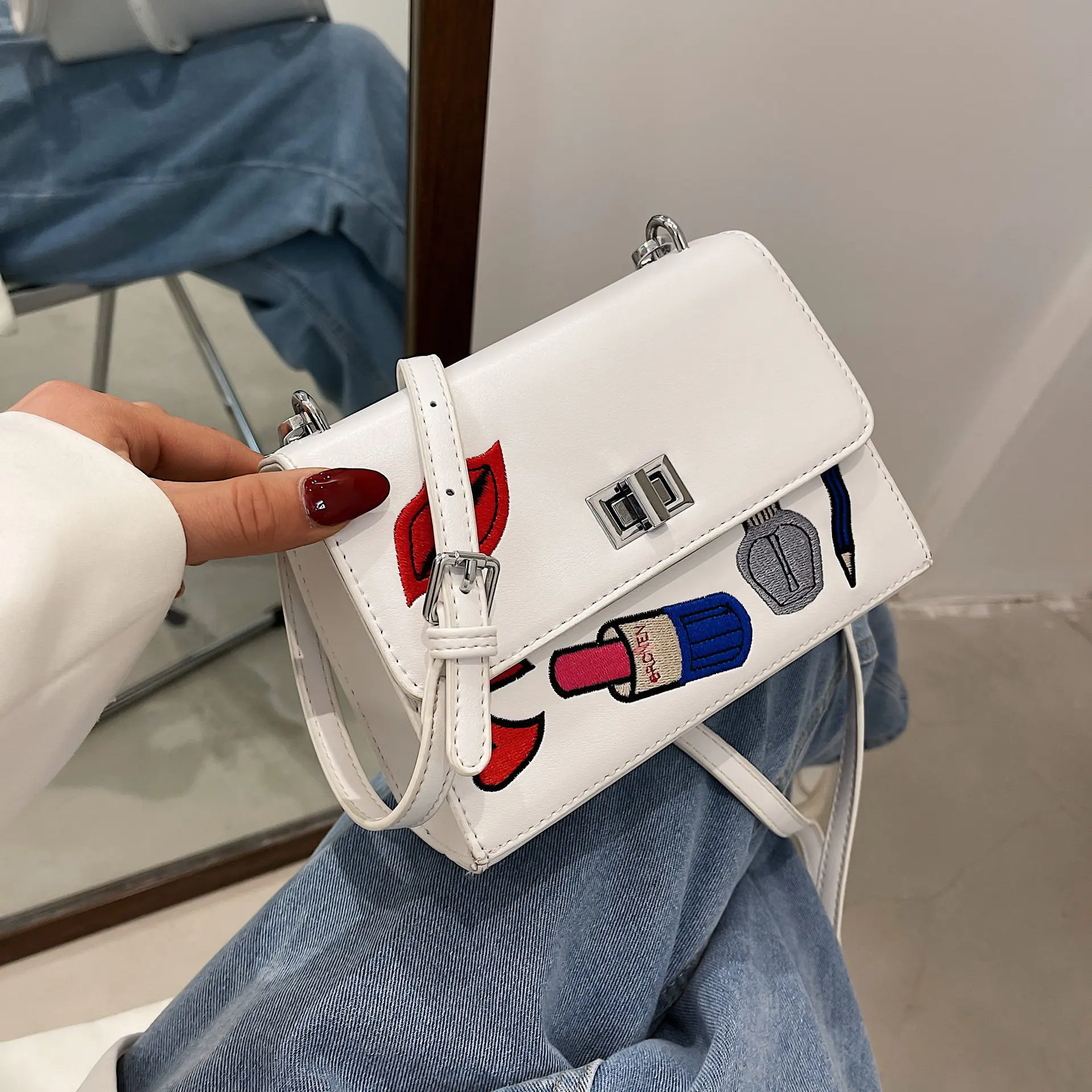 2021 New Fashion Embroidery Thread Big Lips Wild Single Shoulder Messenger Small Square Bag Fashionable Purses Lipstick Bag
2021 New Fashion Embroidery Thread Big Lips Wild Single Shoulder Messenger Small Square Bag Fashionable Purses Lipstick Bag