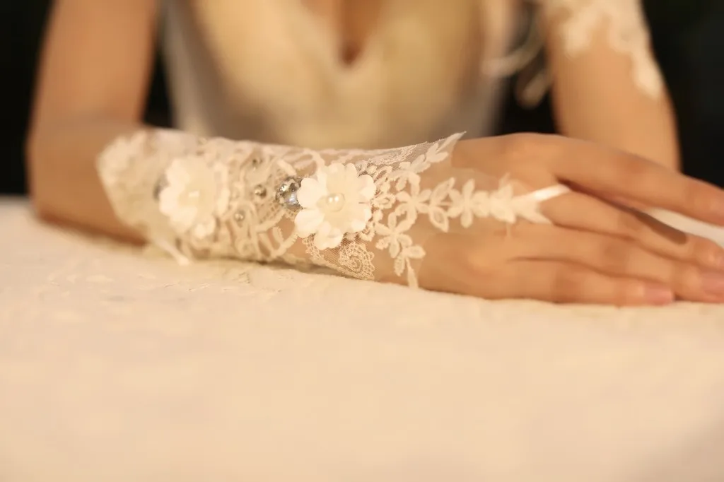 Nature White Long Elbow Fingerless Bride Wedding Gloves Beads Crystals Glued Lace Bridal Gloves Accessories Vingtage Lace Glove
Nature White Long Elbow Fingerless Bride Wedding Gloves Beads Crystals Glued Lace Bridal Gloves Accessories Vingtage Lace Glove