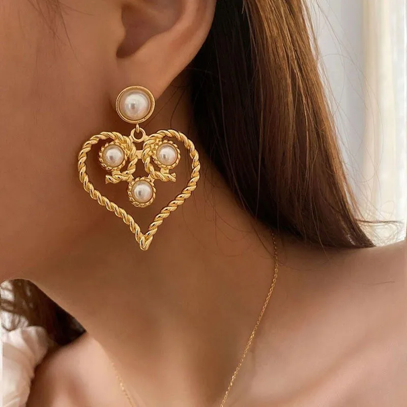 Women's Retro Heart Pearl Earrings Gold Color Baroque Exaggerate Hollow Earrings Party High-end Earrings Fashion Jewelry
Women's Retro Heart Pearl Earrings Gold Color Baroque Exaggerate Hollow Earrings Party High-end Earrings Fashion Jewelry