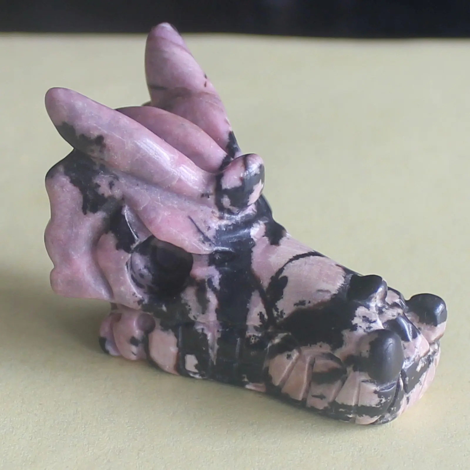 1.9''-2'' Hand Carved Rhodonite Dragon Skull Head Figurine Carving Craft Sculpture Home Decoration
1.9''-2'' Hand Carved Rhodonite Dragon Skull Head Figurine Carving Craft Sculpture Home Decoration