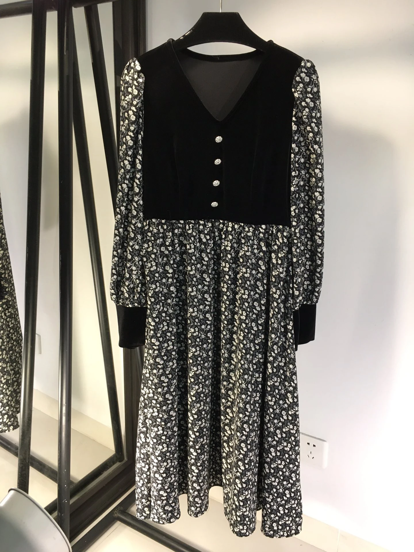 ladies 2023 fashion new long-sleeved V-neck lamp velvet stitching print retro style dress 0109
ladies 2023 fashion new long-sleeved V-neck lamp velvet stitching print retro style dress 0109