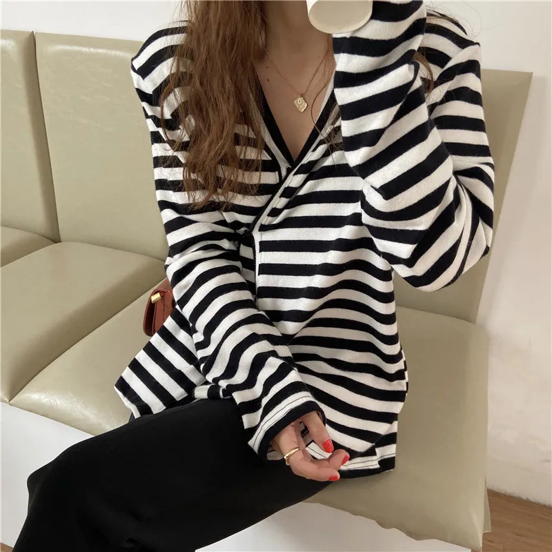 HziriP Brief Women's Hot New V-Neck Knitted 2021 Korean Loose Casual Basewear Striped Long Sleeve Tops All Match Basic T-shirts
HziriP Brief Women's Hot New V-Neck Knitted 2021 Korean Loose Casual Basewear Striped Long Sleeve Tops All Match Basic T-shirts