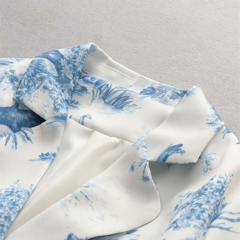 2020 autumn new street fashion temperament light mature blue and white porcelain printed suit jacket
2020 autumn new street fashion temperament light mature blue and white porcelain printed suit jacket