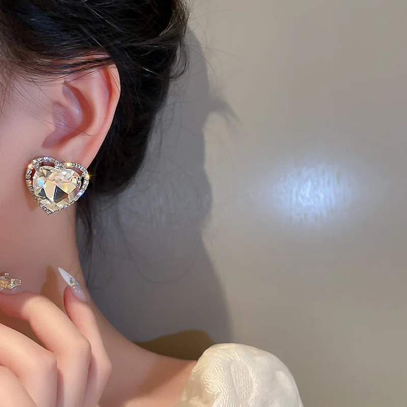 Korean Temperament Retro Diamond Inlaid Love Super Flash Ins Net Red Earrings Female
Korean Temperament Retro Diamond Inlaid Love Super Flash Ins Net Red Earrings Female