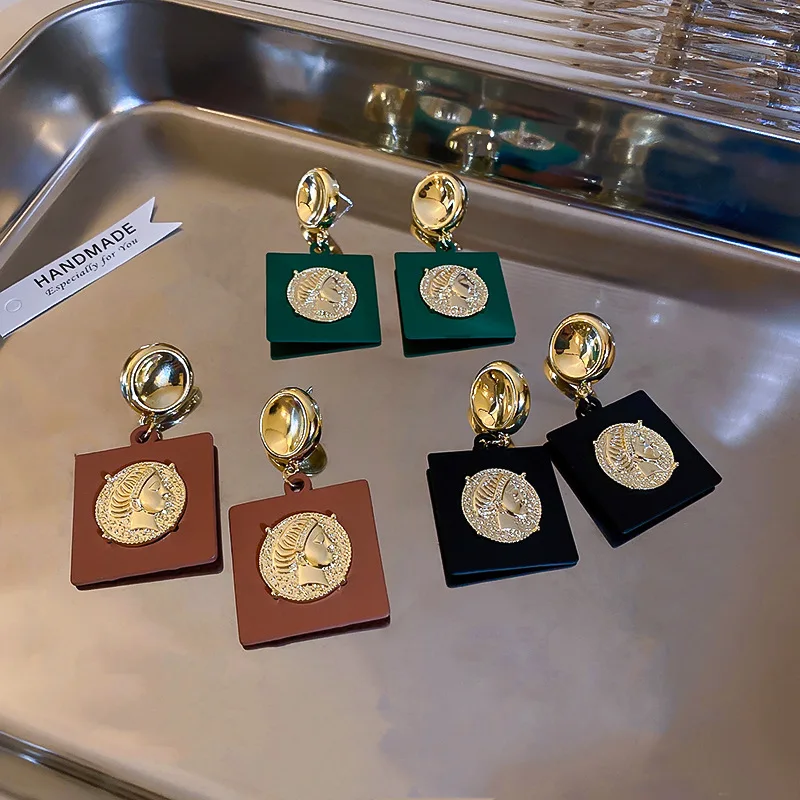 Metal Square Portrait Pendant Earrings Europe United States Temperament Hip-hop Punk Fashion Stud Earrings Women Jewelry Gift
Metal Square Portrait Pendant Earrings Europe United States Temperament Hip-hop Punk Fashion Stud Earrings Women Jewelry Gift
