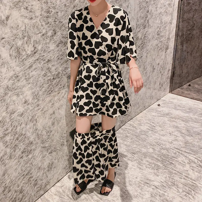 Suit women's summer two piece suit floral Fashion Chiffon dress show thin wide leg shorts suit
Suit women's summer two piece suit floral Fashion Chiffon dress show thin wide leg shorts suit