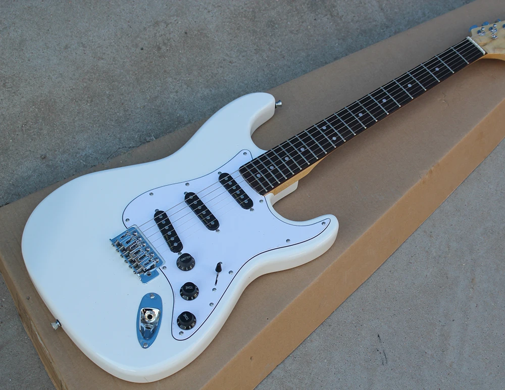 Yngwie Malmsteen electric 6 strings, white, factory made, with 6 guitar strings
Yngwie Malmsteen electric 6 strings, white, factory made, with 6 guitar strings