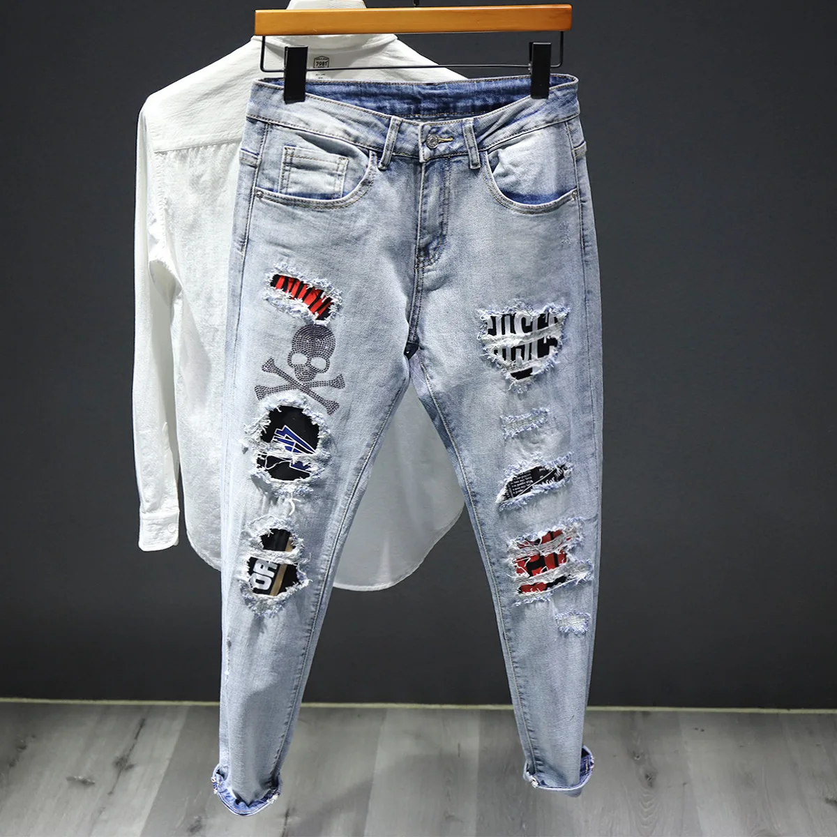 Hot Men's denim jeans fashion print personality ripped hole patch trend spirit guy washed slim feet teenagers cropped trousers
Hot Men's denim jeans fashion print personality ripped hole patch trend spirit guy washed slim feet teenagers cropped trousers