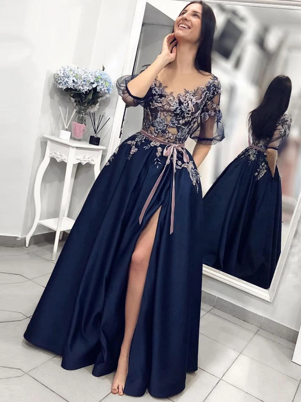 Navy Blue Half Sleeve Evening Dresses Satin Split A-line Women Prom Dresses Sheer Scoop Neck Lace Appliques Evening Gowns 2020
Navy Blue Half Sleeve Evening Dresses Satin Split A-line Women Prom Dresses Sheer Scoop Neck Lace Appliques Evening Gowns 2020