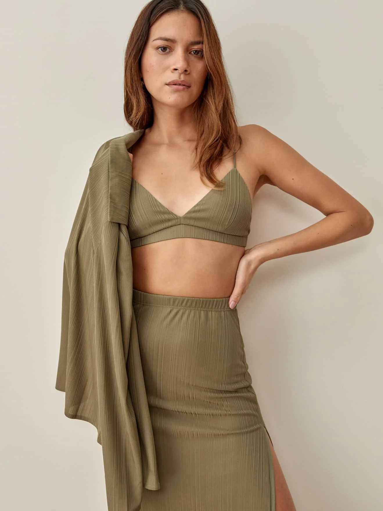 Reform* women suit set jointly-designed polyester solid colors casual pleated folds mid-calf three-pieces skirt 
Reform* women suit set jointly-designed polyester solid colors casual pleated folds mid-calf three-pieces skirt