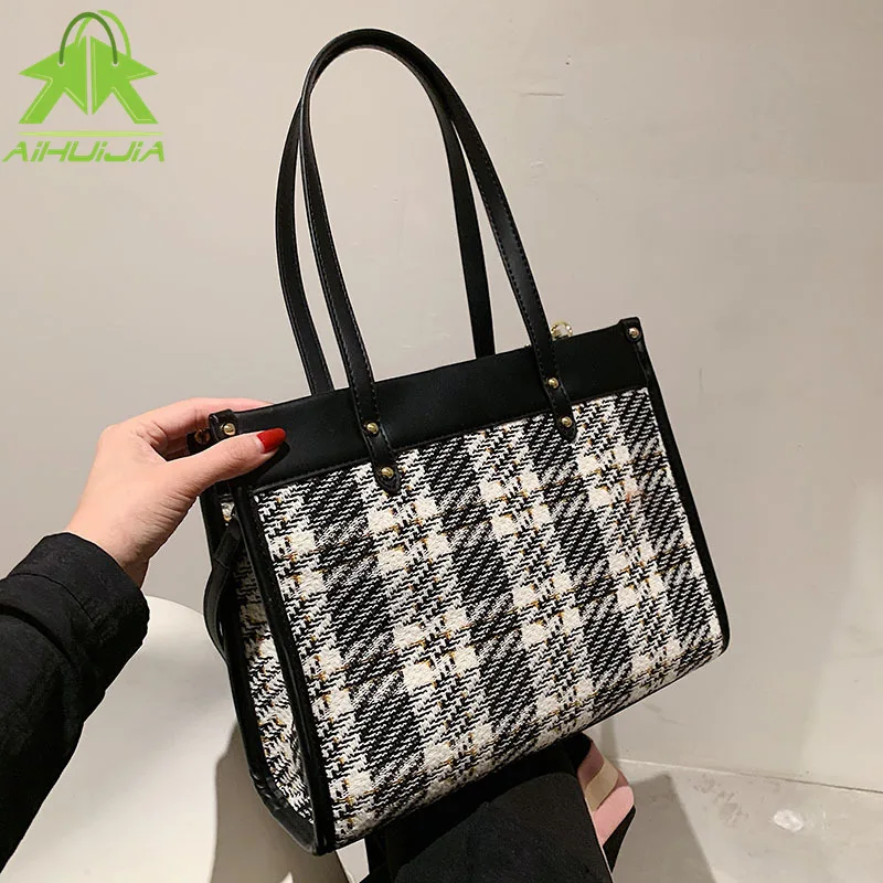 Fashion Large Capacity Shoulder Bag for Women High Quality Pu Patchwork Plaid Handbag New Luxury Designer Female Messenger Bags
Fashion Large Capacity Shoulder Bag for Women High Quality Pu Patchwork Plaid Handbag New Luxury Designer Female Messenger Bags