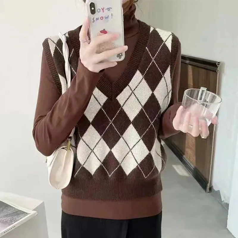 Sweater Women's Diamond Plaid Sleeveless V-neck Korean Vest 2022 Spring And Autumn New Knitted Pullover Top Casual All-match
Sweater Women's Diamond Plaid Sleeveless V-neck Korean Vest 2022 Spring And Autumn New Knitted Pullover Top Casual All-match