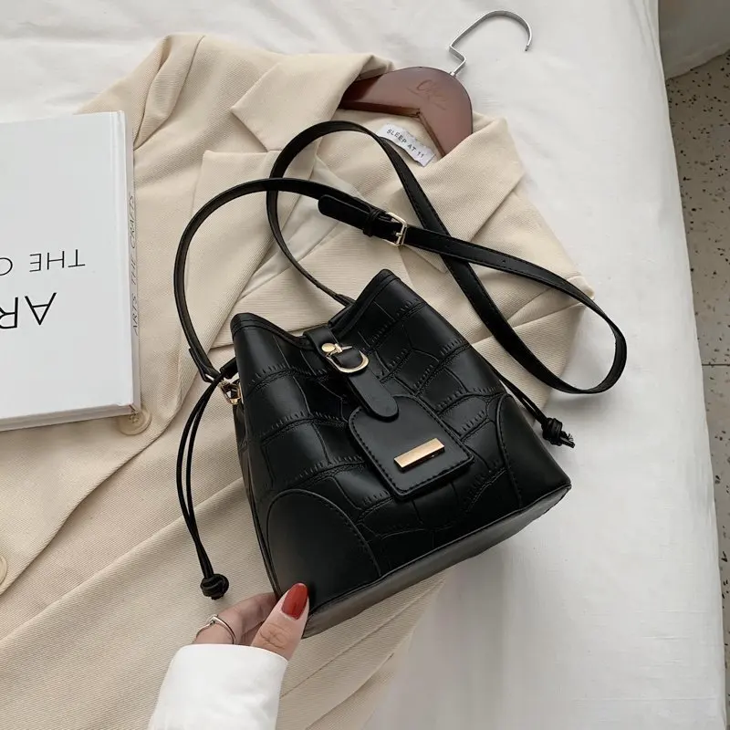 Small Bucket Bag Shoulder Messenger Women's Bag 2021 Pu Leather Fashion Trend Handbag Versatile Beach Travel Mobile Phone Bag
Small Bucket Bag Shoulder Messenger Women's Bag 2021 Pu Leather Fashion Trend Handbag Versatile Beach Travel Mobile Phone Bag