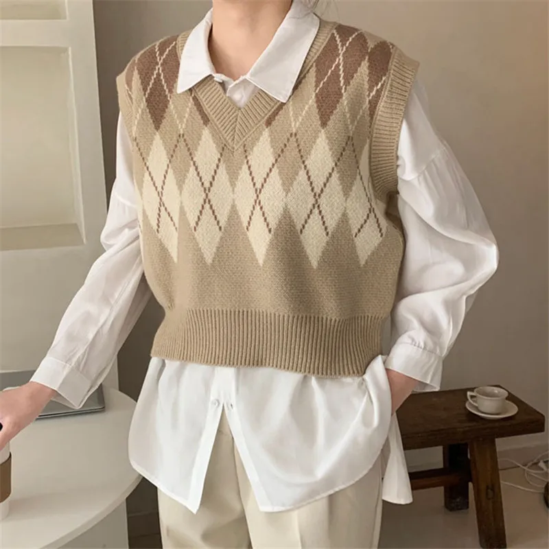 Vintage Argyle Knitted Vest Women Korean Style V Neck Sleeveless Short Sweater Female Waistcoat Chic Tops Autumn Winter Clothes
Vintage Argyle Knitted Vest Women Korean Style V Neck Sleeveless Short Sweater Female Waistcoat Chic Tops Autumn Winter Clothes