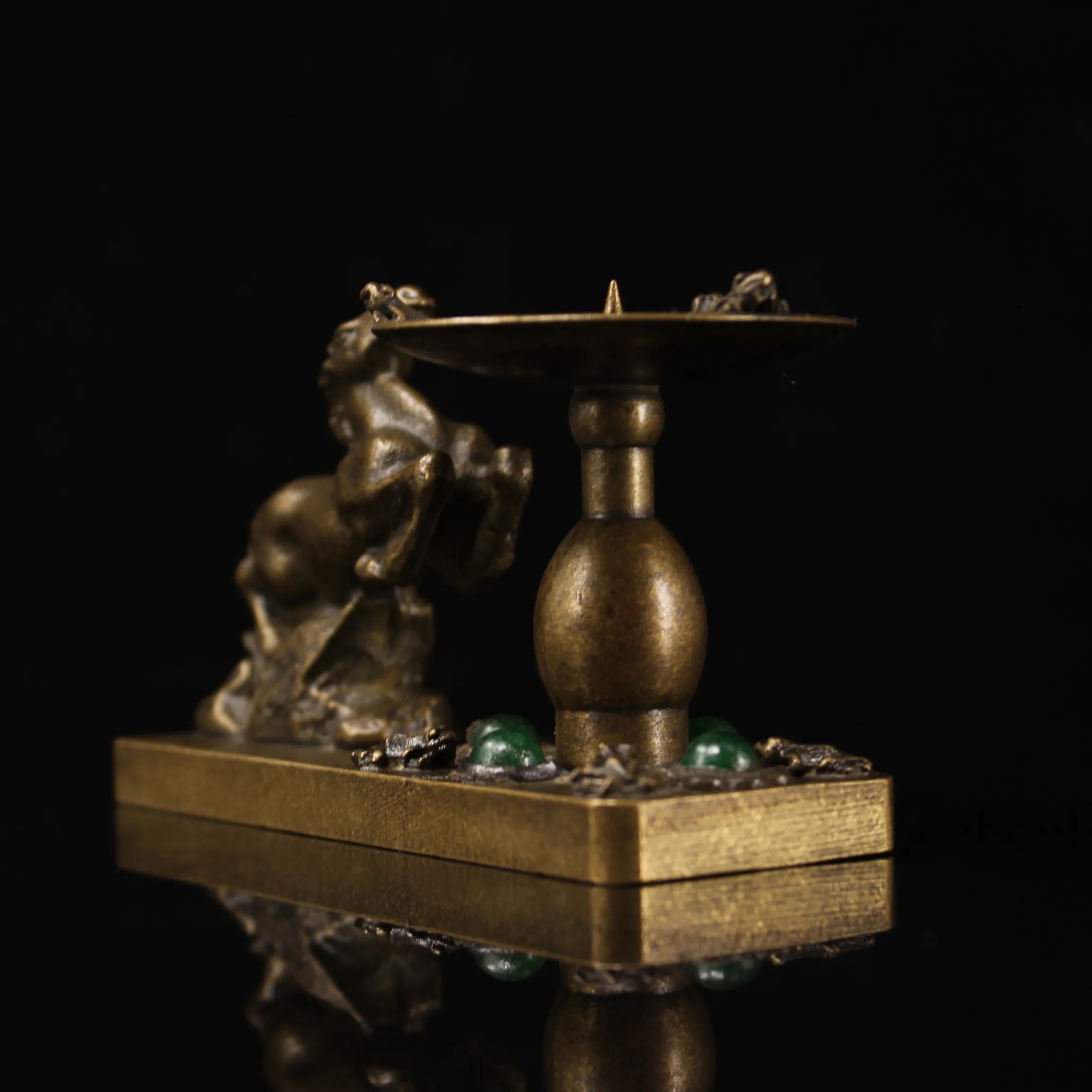 wedding decoration Tibetan monasteries collect old pure copper and hand-made gemstone-embedded oil lamps wax table Horse statue
wedding decoration Tibetan monasteries collect old pure copper and hand-made gemstone-embedded oil lamps wax table Horse statue