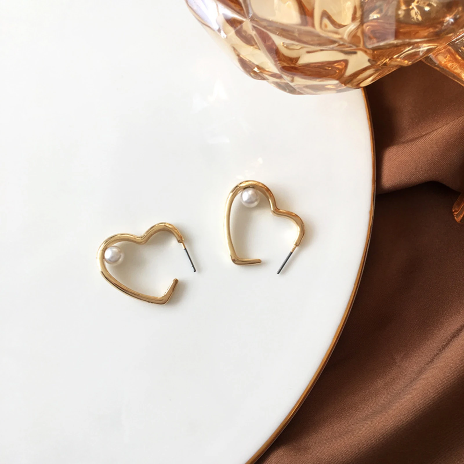 Trendy Classic Acrylic HeHoop Earrings Gold Color White Heart For Women Girl Party Club Wedding Temperament Jewelry Gifts1 Pair
Trendy Classic Acrylic HeHoop Earrings Gold Color White Heart For Women Girl Party Club Wedding Temperament Jewelry Gifts1 Pair